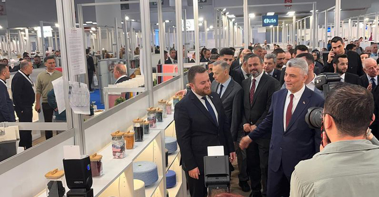 Trade Minister mer Bolat Visits Bedirolu Tekstil Booth at Texhibition Istanbul Yarn Fair